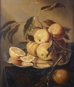 Citrons Sur Un Plateau D'argent Pose Sur Un Entablement