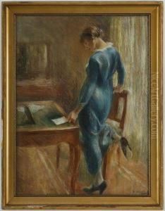 Jeune Femme Debout Lisant Une Lettre