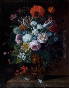 Bouquet De Fleurs Dans Un Vase De Bronze Sur Un Entablement