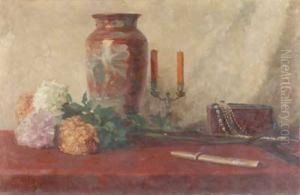 Stilleben Mit Chrysanthemen, Chinavase, Perlketten Und Japanischem Kurzschwert