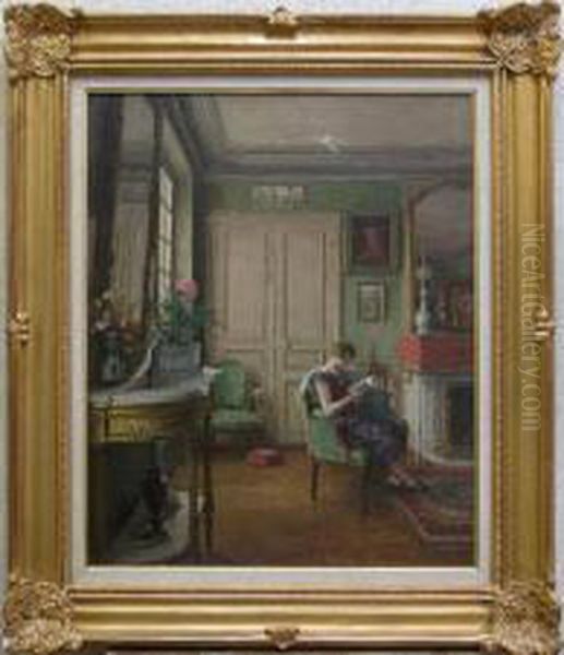 Femme Lisant Dans Un Interieur - view 1