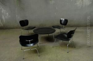 Sessel Mit Zugehorigem Tisch 'ctm' by Charles James Adams
