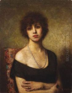 Femme En Noir Au Collier De Perles