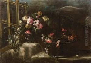 Fiori In Bacile E Vaso Di Vetro Su Basamento Roccioso E Graticcio Con Vite