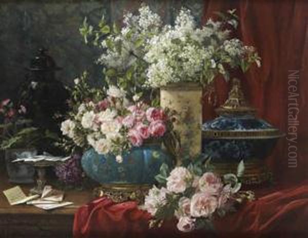 Bouquet De Fleurs Dans Des Vases
De Style Chinois Sur Une Table Recouverte D'un Drape Bordeaux - view 1