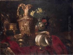 Pieces D'argenterie Et Fleurs Sur Une Table Drapee