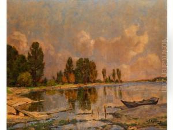 Anliegender Kahn In Der Bucht Eines Oberbayerischen Sees - view 1