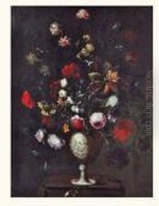 Bouquet De Fleurs Dans Un Vase En Porcelaine Sur Un Entablement