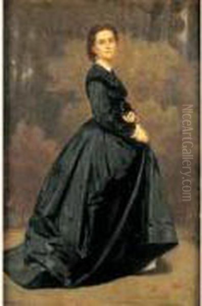 Portrait De Femme Debout En Robe Noire. - view 1
