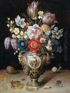 Mazzo Di Fiori In Un Sontuoso Vaso Decorato Plasticamente Con Rana