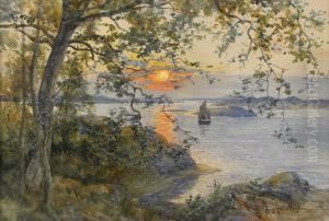 Kustlandskap Med Segelbat I Solnedgang Kustlandskap Med Segelbat I Solnedgang