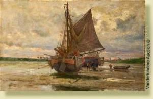 Bateaux De Peche Echoues Sur La Plage Animee