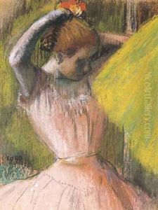 Danseuse à mi-corps se coiffant