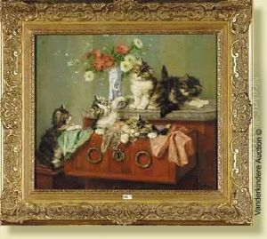 Chatons Jouant Sur La Commode