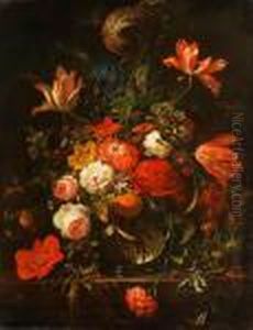 Blumenstrauss In Kugeliger Glasvase Miteiner Orange Blumenstrauss In Kugeliger Glasvase Miteiner Orange