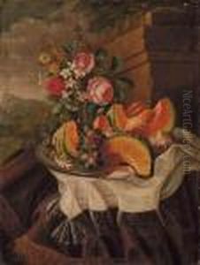 Piatto D"argento Con Fette Di 
Melone,uva, Fico E Vaso Di Vetro Con Rose, Su Basamento Con Tappeto E 
Fazzoletto Di Merletto Su Paesaggio