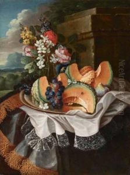 Natura Morta Con Uva E Melone Su
Un Piatto, Bouquet Di Fiori E Tovaglia Ricamata In Fondo Di Paesaggio - view 1
