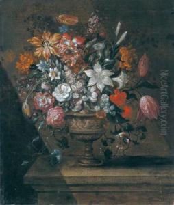 Mazzo Di Fiori In Un Vaso Di Metallo Decorato