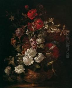 Mazzo Di Fiori In Un Vaso Di Metallo Decorato Mazzo Di Fiori In Un Vaso Di Metallo Decorato