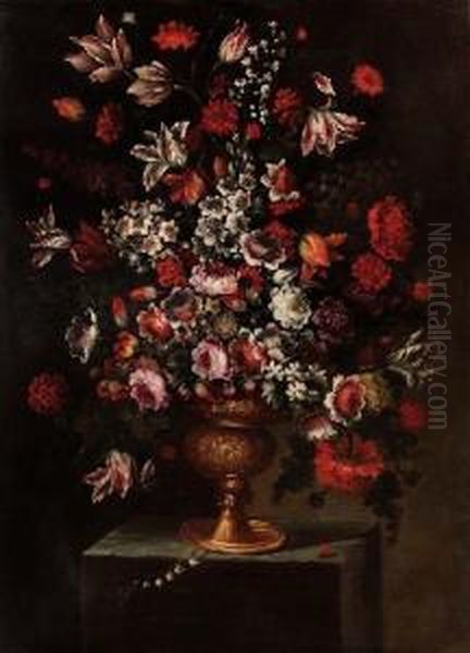 Grande Vaso Metallico Sbalzato
Su Basamento Roccioso Con Mazzo Di Rose, Tulipani E Altri Fiori - view 1
