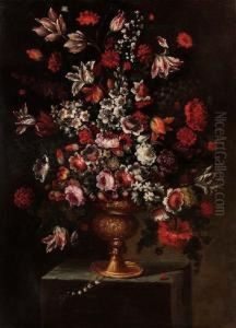 Grande Vaso Metallico Sbalzato 
Su Basamento Roccioso Con Mazzo Di Rose, Tulipani E Altri Fiori