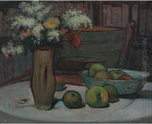 Fleurs Et Pommes Sur La Table Ronde Fleurs Et Pommes Sur La Table Ronde