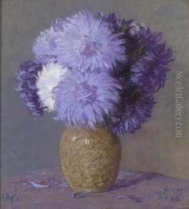 Dahlien In Keramikvase.