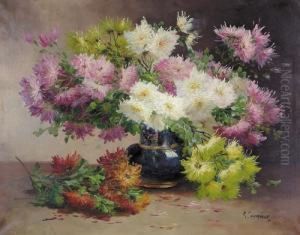 Stillleben Mit Chrysanthemenstrauss In Blauer Vase.