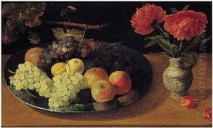 Fruits Dans Un Plat D'argent Et Vase De Gres Avec Pivoines