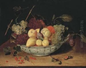 Raisins Et Prunes Dans Un Plat En Delft Sur Un Entablement Enbois