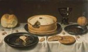 Tourte, Pain, Un Verre, Noisettes Et Orange Sur Un Entablement Drape
