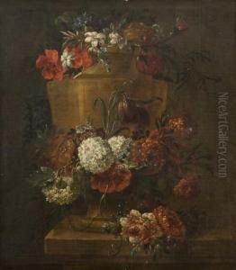 Vase En Pierre Orne D'une Guirlande De Fleurs