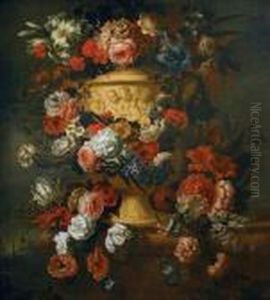 Vase Antique De Fleurs Pose Sur Un Entablement Vase Antique De Fleurs Pose Sur Un Entablement