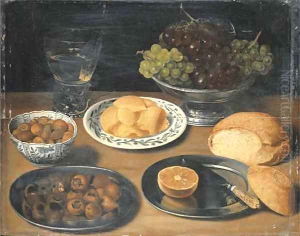Grapes in a pewter bowl - view 1