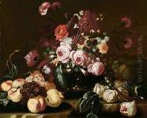 Fiori In Vaso E Frutta Su Basamento In Pietra