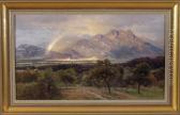 Weiter Blick Uber Einen Wald Auf Einen Regenbogen Uber Einer Stadt Am Fus Der Berge - view 1