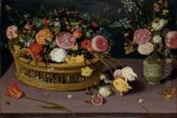 Fleurs Dans Une Corbeille En Osier Et Un Vase De Fleurs Sur Un Entablement En Pierre - view 1