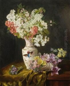 Blumenstraus In Asiatischer
 Porzellanvase.