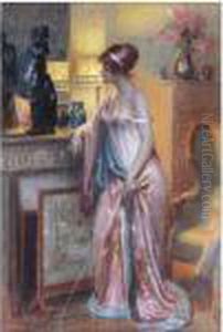 Dame Regardant Une Statue