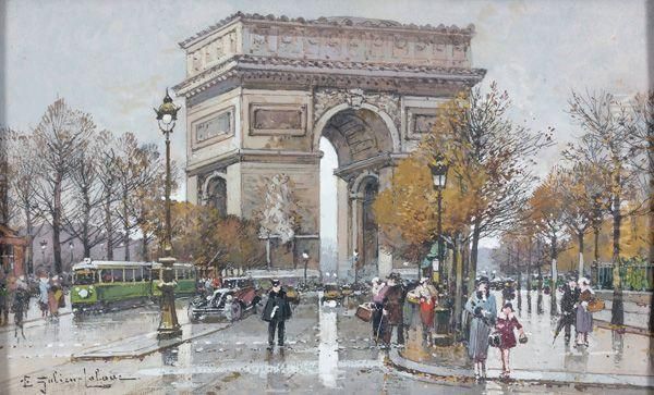 Animation Pres De L'arc De Triomphe - view 1