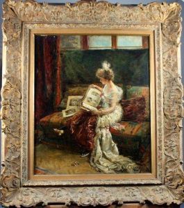 Jeune Femme Regardant Un Album Jeune Femme Regardant Un Album