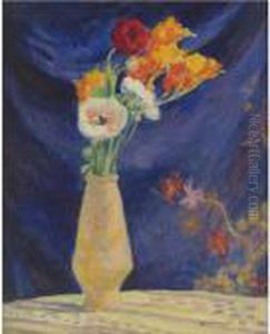 Vase D'anemones Sur Fond Bleu