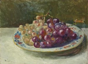 Grappes De Raisin Sur Une Assiette Grappes De Raisin Sur Une Assiette