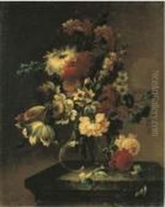 Rose, Campanule, Narcisi, 
Garofani E Altri Fiori In Un Vaso Di Vetro Su Un Piano Di Pietra