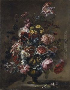 Rose, Tulipani, Campanule E Altri Fiori In Un Vaso Di Metallo Su Unpiano