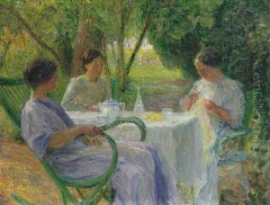 Jeunes Femmes Au Jardin A Marquayrol