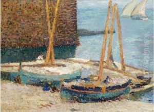Gros Plan De Barques Avec Deux Voiliers A L'entree Du Port De Collioure