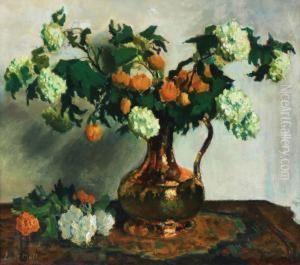 Veelkleurige Bloemen In Een Roodkoperen Vaas