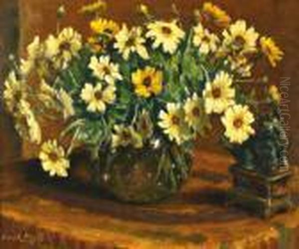 Gele En Witte Margrieten In Een Glazen Vaas - view 1