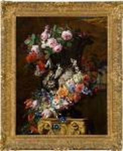 Vaso Sbalzato Con Ghirlanda Di Fiori Su Basamento Scolpito Vaso Sbalzato Con Ghirlanda Di Fiori Su Basamento Scolpito